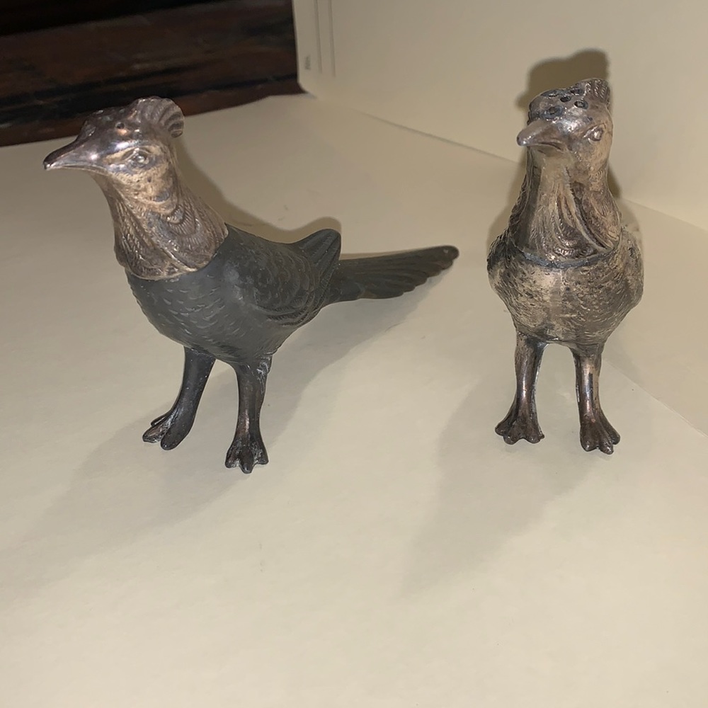 Vintage pheasant salt and pepper shakers.